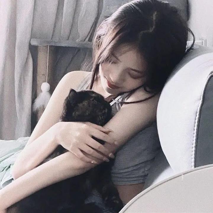 高墙、黑色与帅小伙